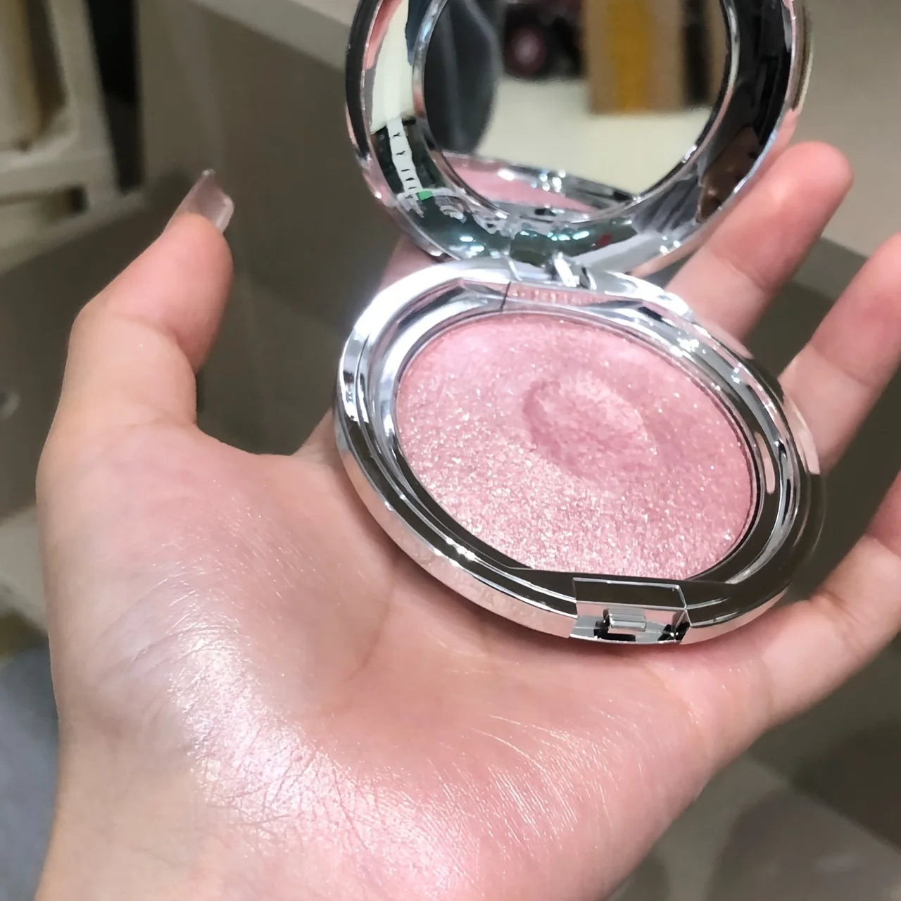 Monochrome Highlighter Cream, Facial Brightening, Diamond Sparkle, Shimmer, Pearlescent Mashed Potato Texture, Long-Lasting, Smudge-Proof, Radiant Glow, Contouring, Creating a 3D Effect, Natural Blush, Multifunctional Rouge C
