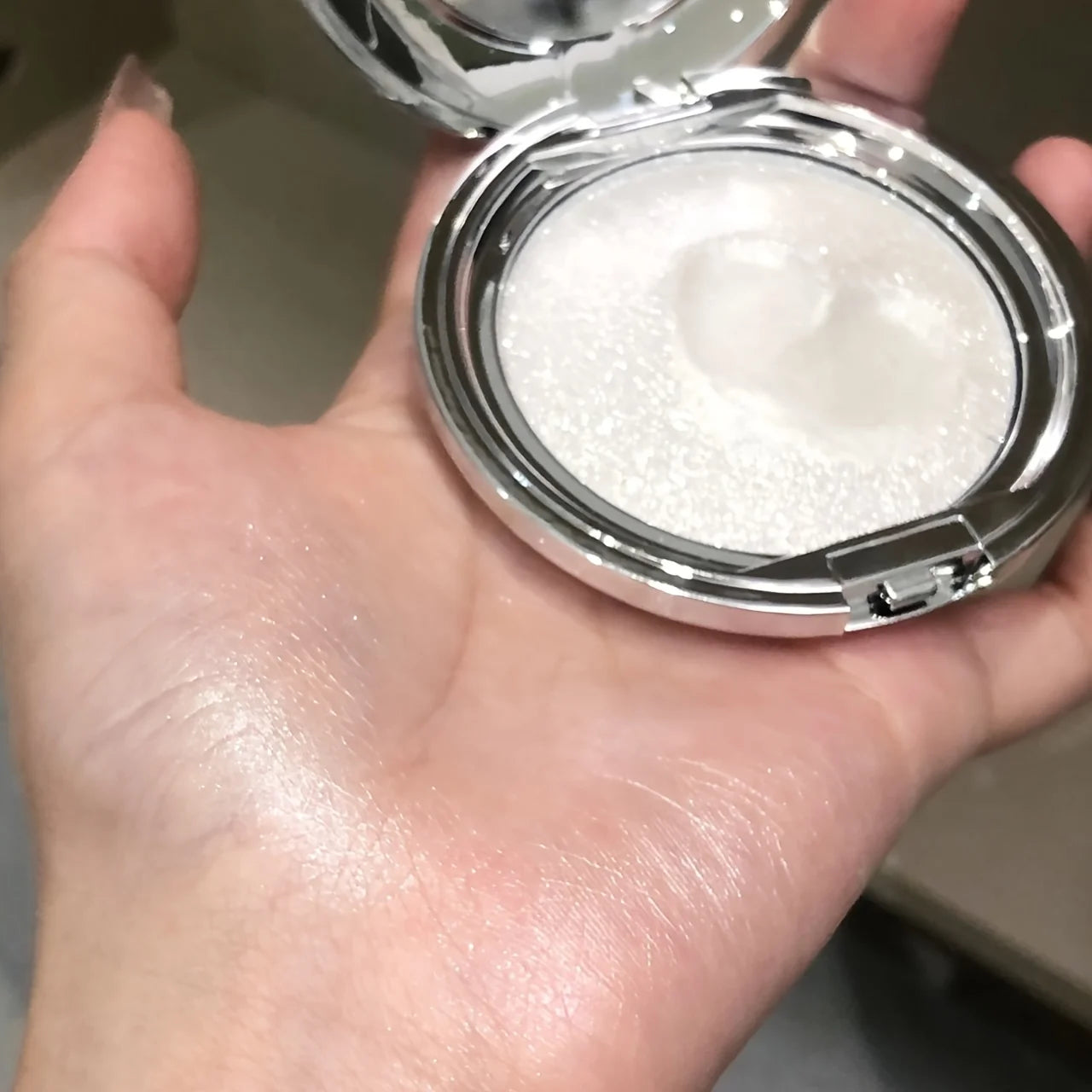 Monochrome Highlighter Cream, Facial Brightening, Diamond Sparkle, Shimmer, Pearlescent Mashed Potato Texture, Long-Lasting, Smudge-Proof, Radiant Glow, Contouring, Creating a 3D Effect, Natural Blush, Multifunctional Rouge C